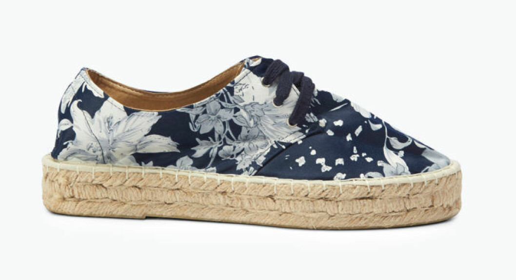 <a href="http://www.ellos.se/ellos-shoes/espadrillos-med-plata/509278?N=1z141n2Z1z141wpZ1z141ll&selArt=601194&pr=0C1B2S3T" target="_blank">Espandrillos</a>, 349 kr, Ellos. blommig-espandrillos-ellos