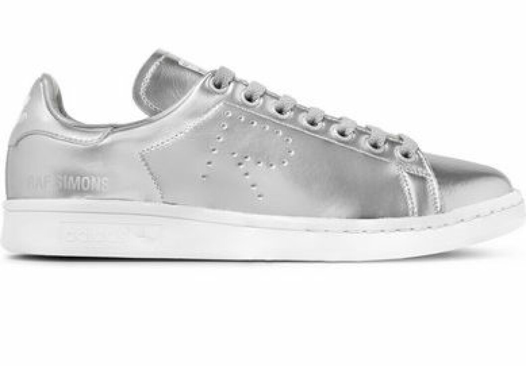 <a href="https://www.net-a-porter.com/se/en/product/749889/adidas_originals/--raf-simons-stan-smith-perforated-metallic-leather-sneakers" target="_blank">Silversneakers</a>, ca 3 500 kr, Raf Simons för Adidas/www.net-a-porter.com silversneakers-raf-simons-net-a-porter-adidas