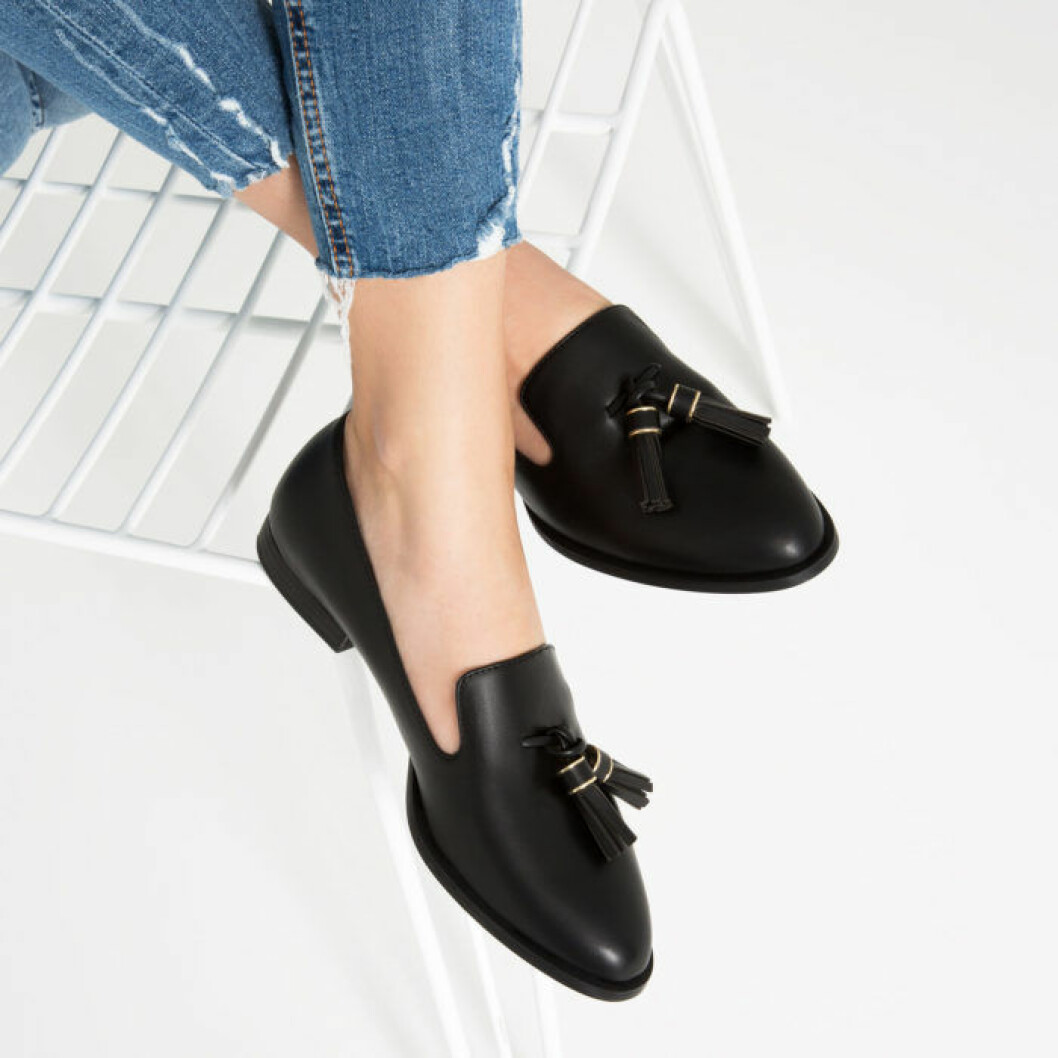 <a href="http://www.zara.com/se/sv/dam/skor/visa-alla/plan-sko-med-tofsar-c734142p3610160.html">Loafers</a> med tofsar, 399 kr, Zara. loafer-tofs-zara