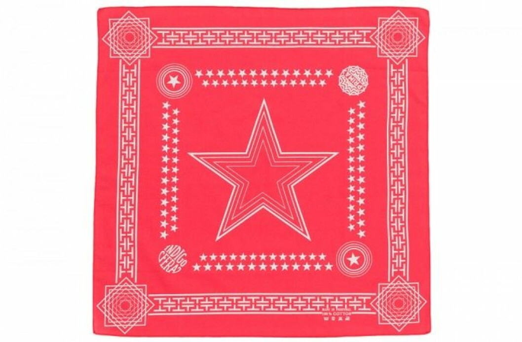 Bandana i bomull, 50×55 cm, ca 400 kr, Indigofera. Bandana i bomull, 50x55 cm, ca 400 kr, Indigofera.