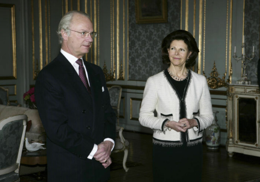 Silvia 2006.<br>Drottning Silvia bar den vackra Chanelkavajen vid en ceremoni på Stockholms slott i mars 2006, där kungen mottog en hedersutmärkelse för sitt engagemang för människors miljö. Silvia matchade den benvita jackan stilrent med svart.