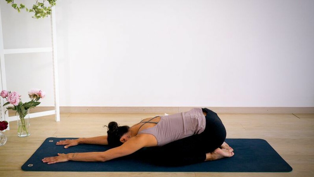 Johanna Ljunggren gör yogapositionen barnet