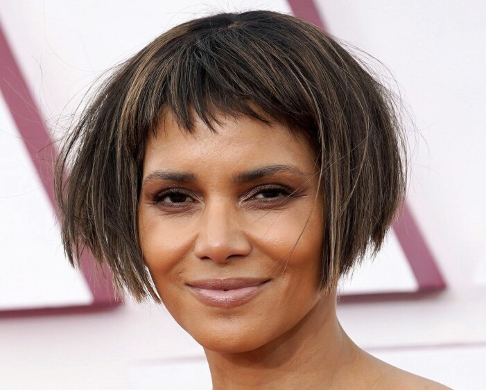 Halle Berry visade upp en ny kort och rak frisyr på årets Oscarsgala. Halle Berry vid årets Oscarsgala.