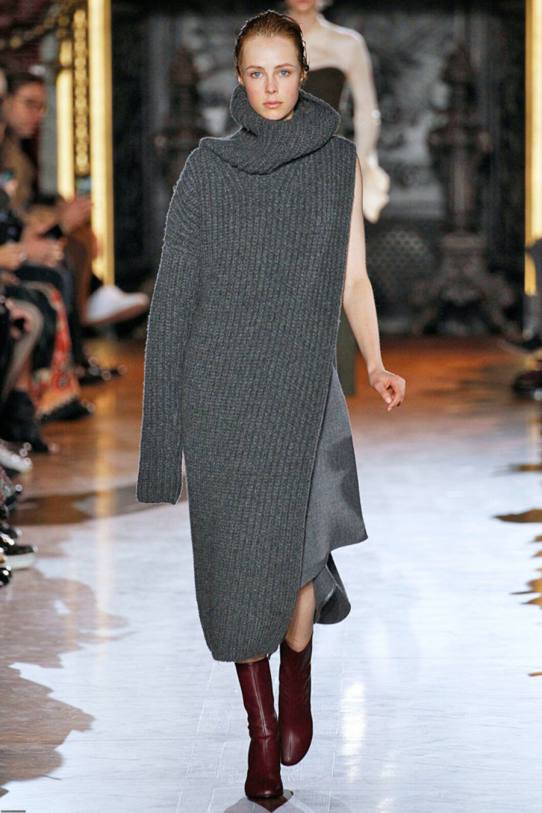 <span style="text-decoration: underline;"><strong>4. Minimalistiskt</strong></span><br>Stickad långklänning à la Stella McCartney. Enkel och avskalad. 4. Minimalistiskt Stickad långklänning à la Stella McCartney. Enkel och avskalad.