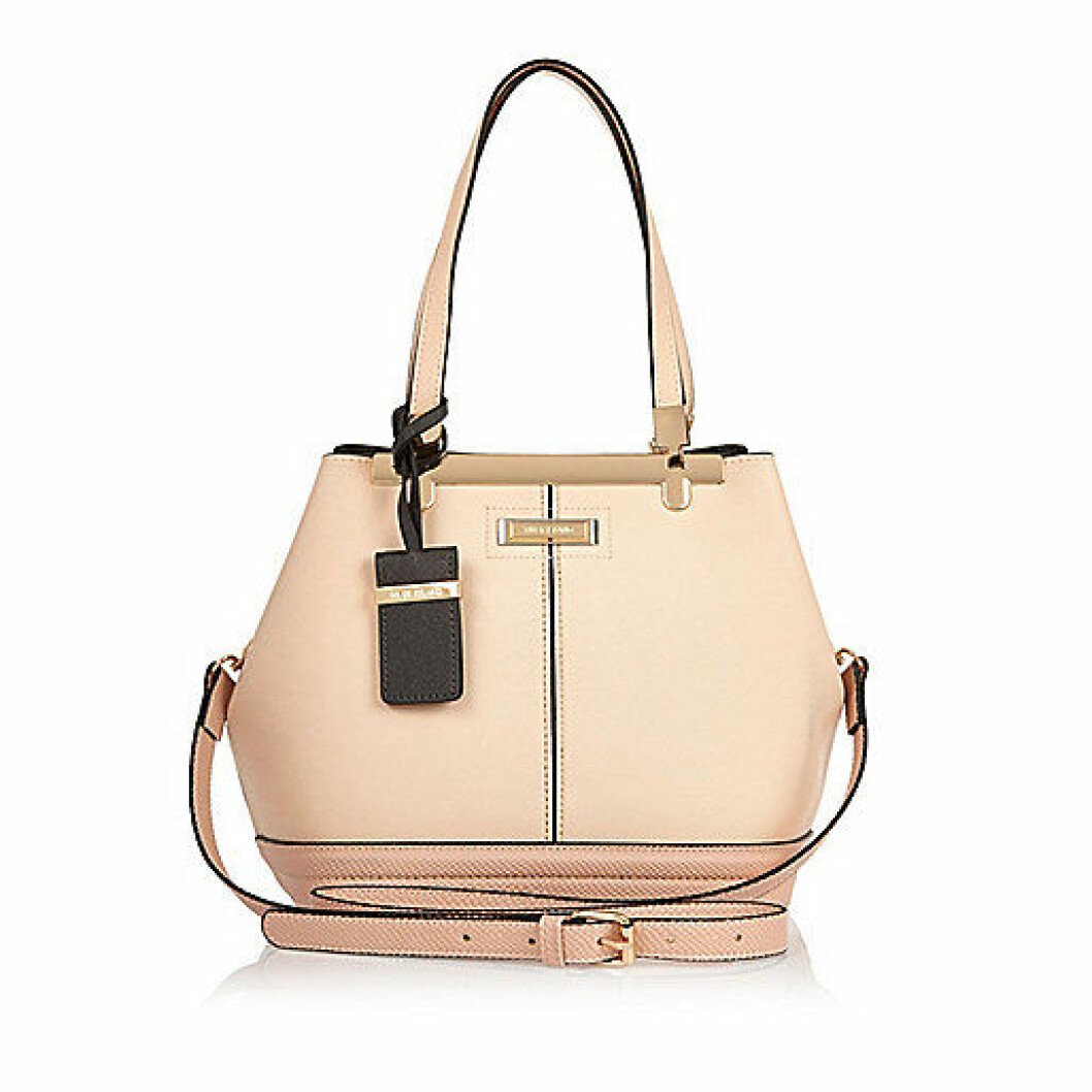 <a href="http://www.riverisland.se/women/bags--purses/shoulder-bags/pink-bucket-handbag-675361" target="_blank">Väska</a>, 449 kr, River Island. beige-vaska-river-island