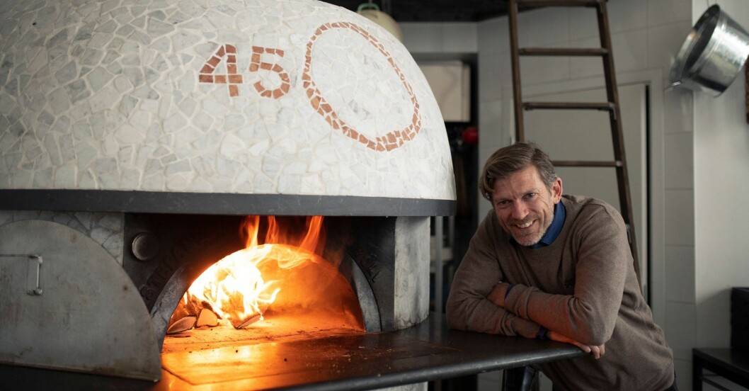 Jesper Blomqvist vid den berömda ugnen på pizzerian 450 gradi på Lidingö. Jesper Blomqvist på 450 gradi