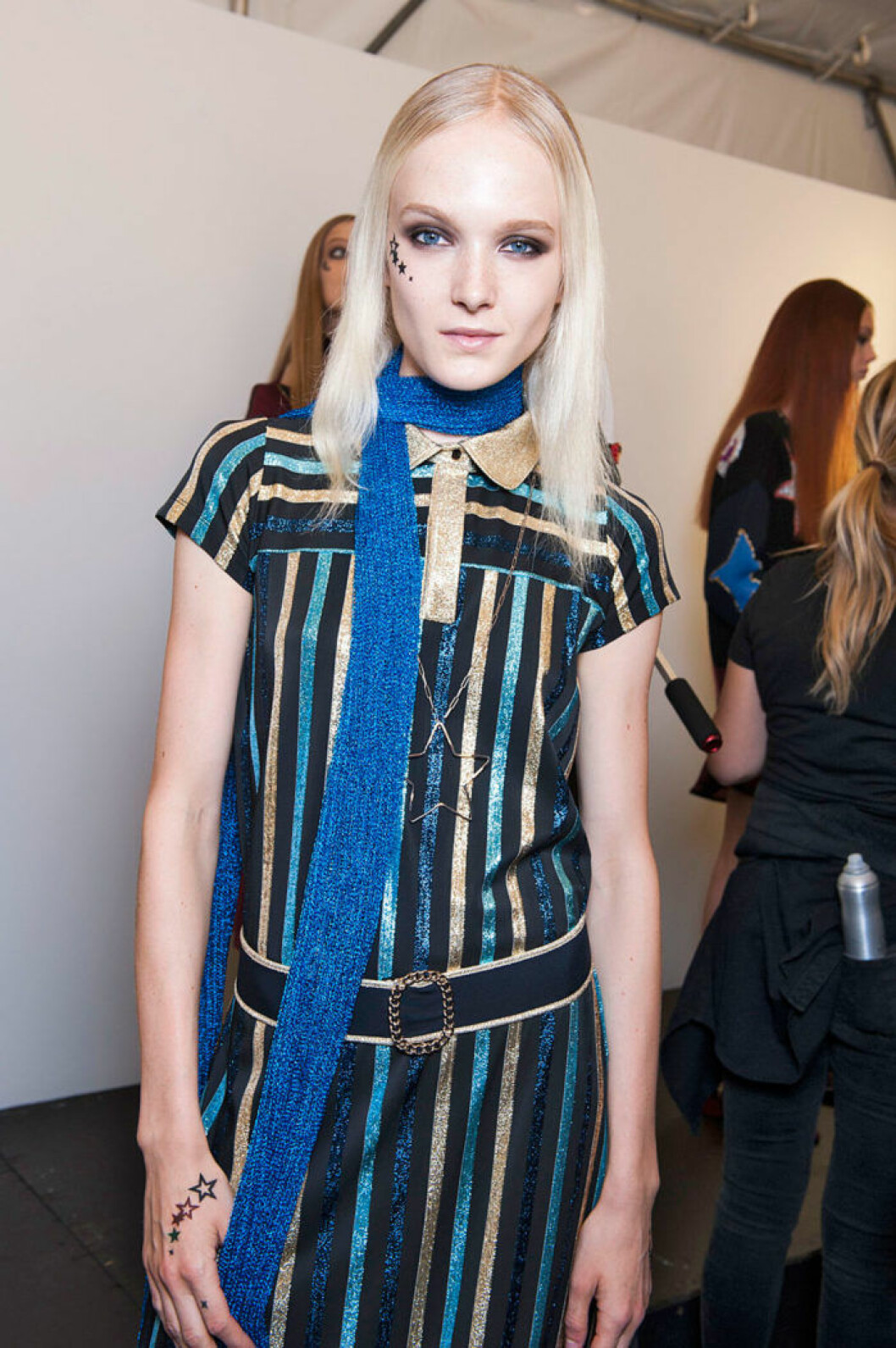 Den långa, smala sjalen visades även hos Tommy Hilfiger, här backstage. Den långa, smala sjalen visades även hos Tommy Hilfiger, här backstage.
