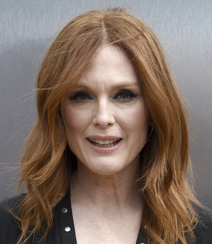 Julianne Moore i fint, enla strandvågor. Julianne Moore i enkla strandvågor.