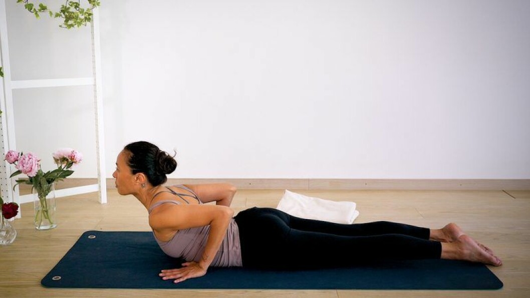 Johanna Ljunggren gör yogapositionen minikobra