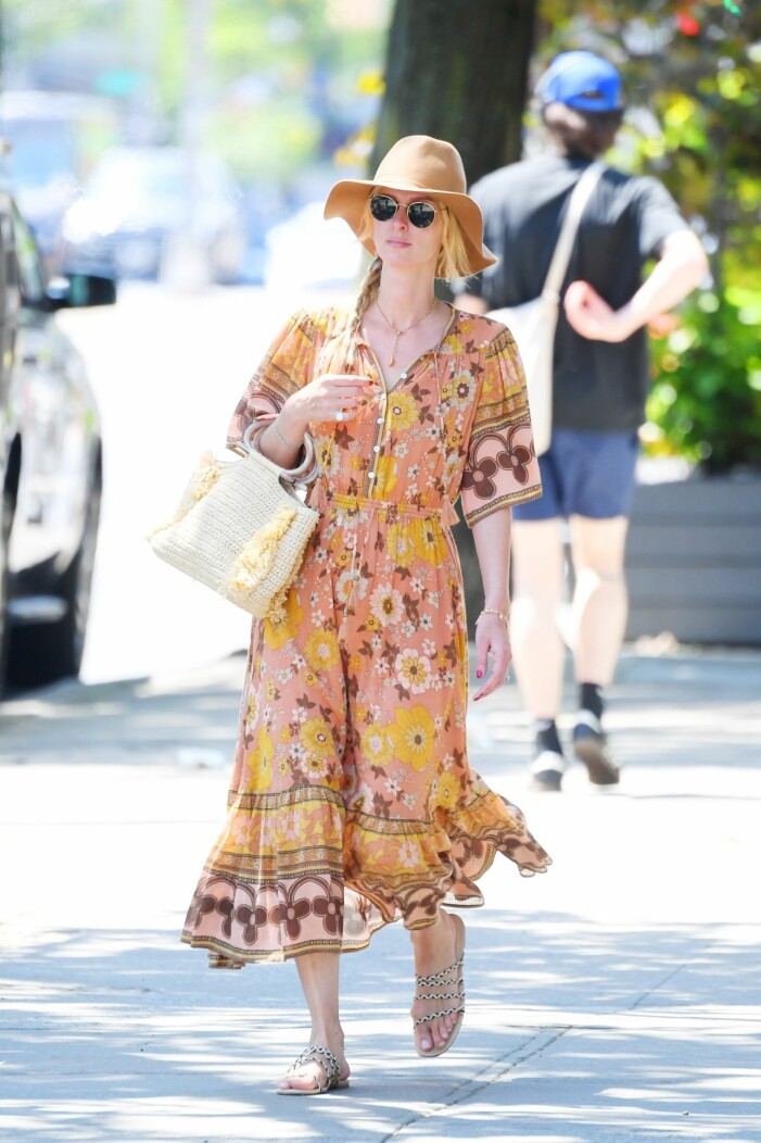 Nicky Hilton i sommarens skönaste look Nicky Hilton i blommig klänning och hatt och virkad väska.