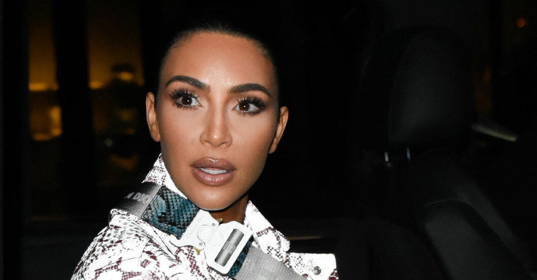 Kim Kardashian fräser efter anklagelserna mot dotterns tavla.
