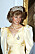 Diana i en gul klänning med puffärmar.