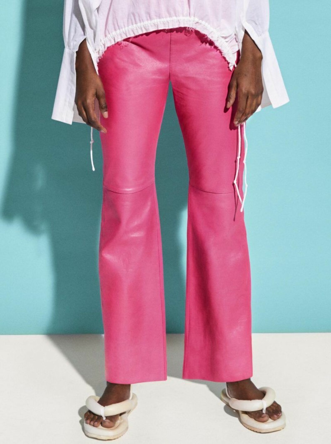 härliga rosa skinnbyxor från H&M Studio SS20