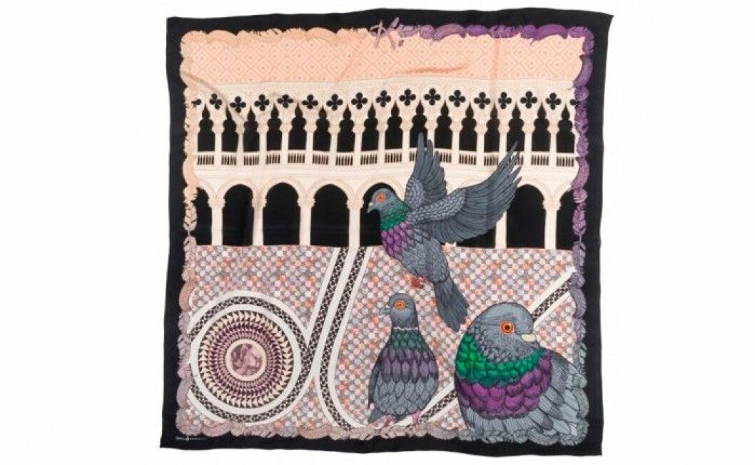 Sidenscarf 120×120 cm, 2 225 kr, Kueen/ kueen.se Sidenscarf 120x120 cm, 2 225 kr, Kueen/ kueen.se
