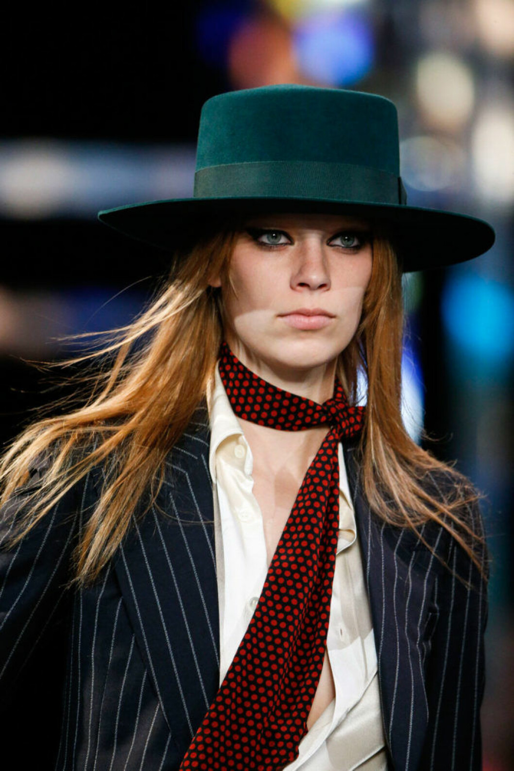YSL stylade scarfarna med en knut runt halsen och de långa banden hängande lösa. YSL stylade scarfarna med en knut runt halsen och de långa banden hängande lösa.