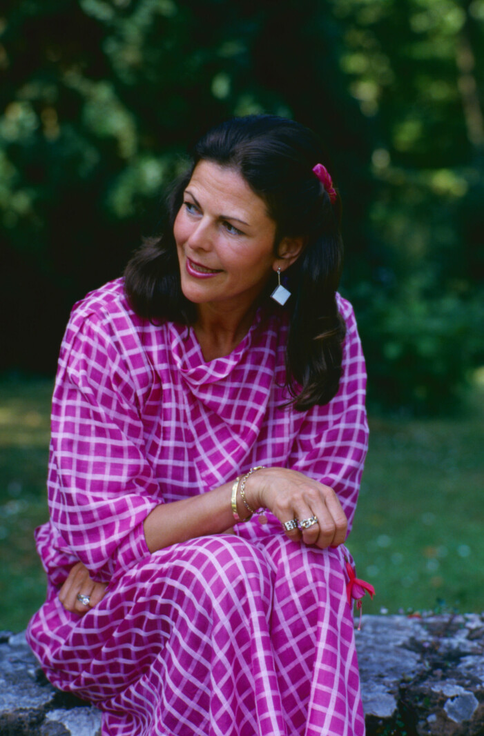 Drottning Silvia i rosa klänning på Öland.