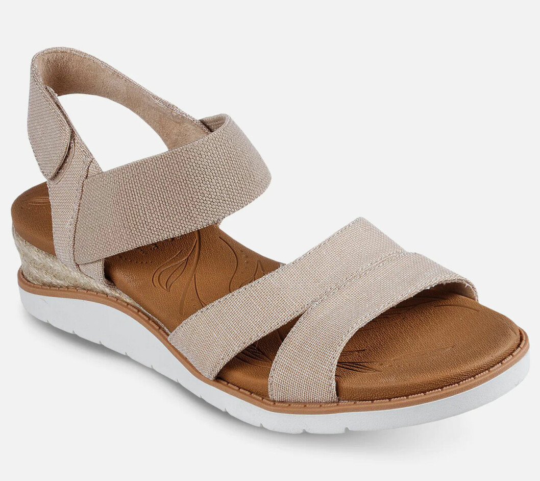 Sandeler med skön sula från Sketchers – <a target="_blank" rel="nofollow" href="https://skechers.se/products/bobs-beach-kiss-114001nat">finns att köpa här för 999 kronor</a>.