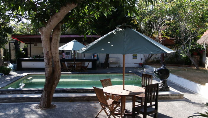 Det nygifta paret har sitt hem på lilla ön Nusa Lembongan söder om Bali. Linnea Larm-Svensson bor på ön Nusa Lembongan, söder om Bali.