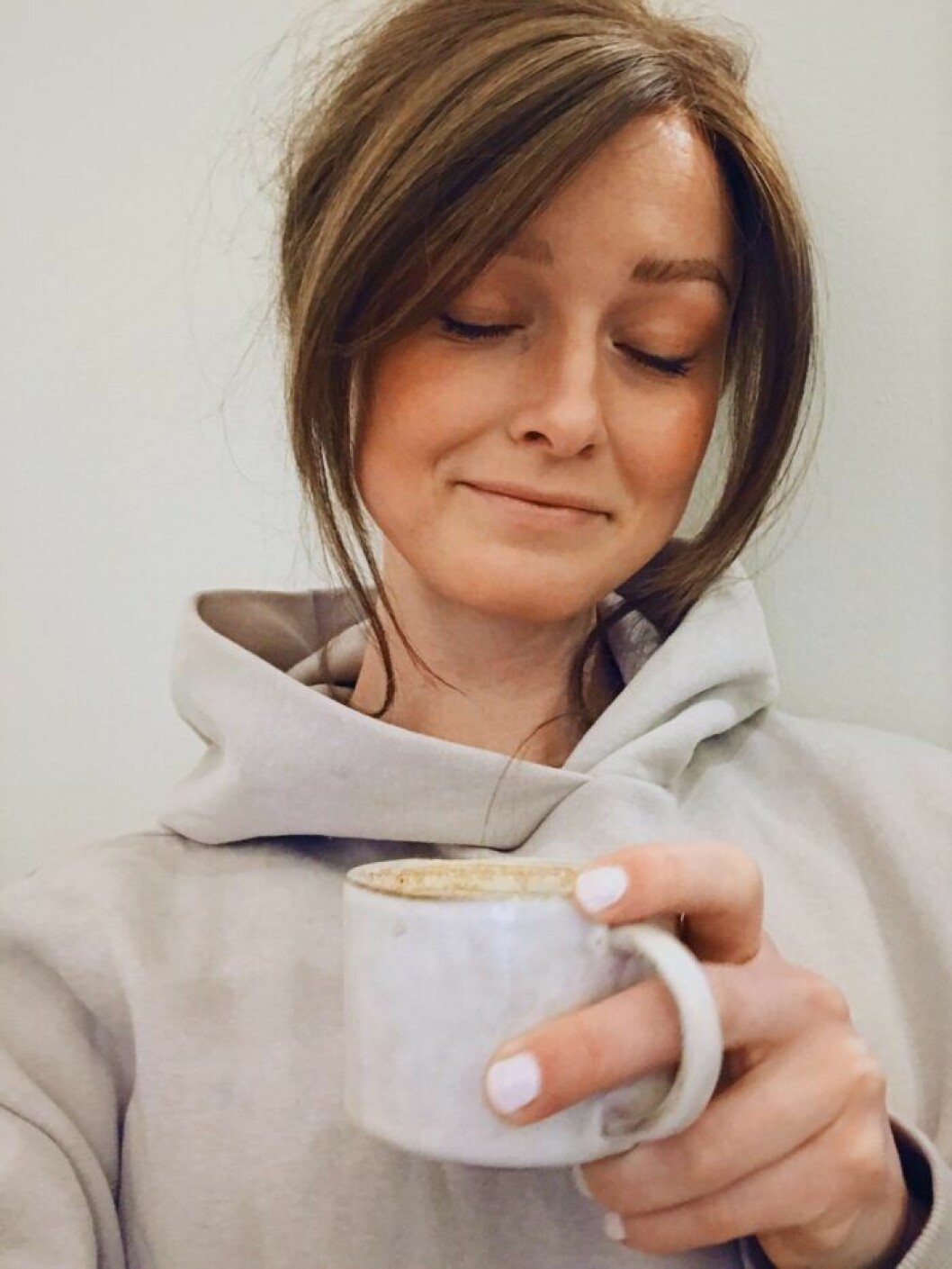 Efter ett besök hos en hälsokostbutik provade Cecilia att dricka grisnjure för att se om det skulle öka hårväxten. Foto: Privat Cecilia Högvik med peruk