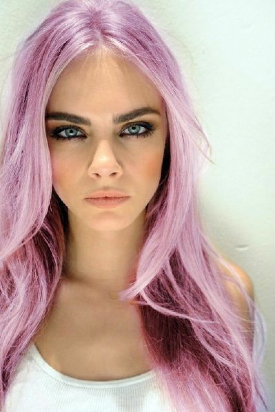 Cara DeLevingne i rosa långt hår