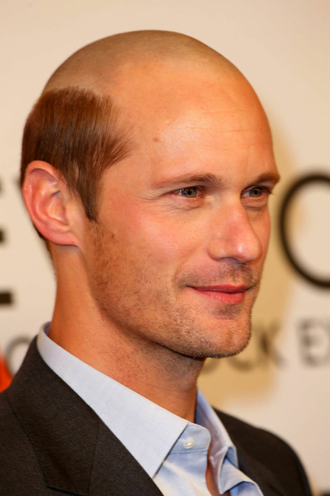 Alexander Skarsgård i profil i sin nya gubbfrilla.