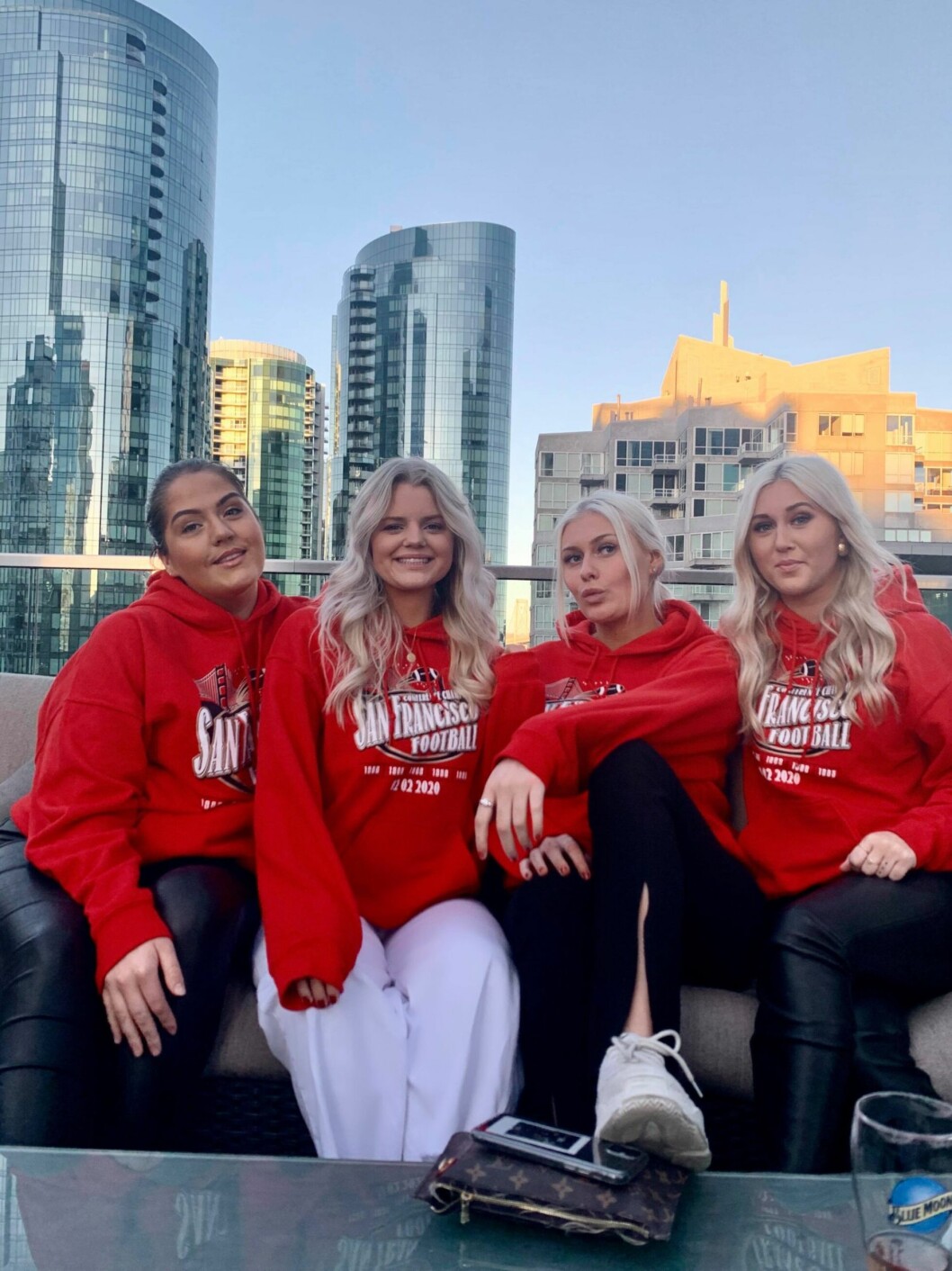 Amanda hade laddat för Super Bowl hela dagen med sina tjejkompisar Deija, Sofia och Emilia. Amanda sitter längst till höger.