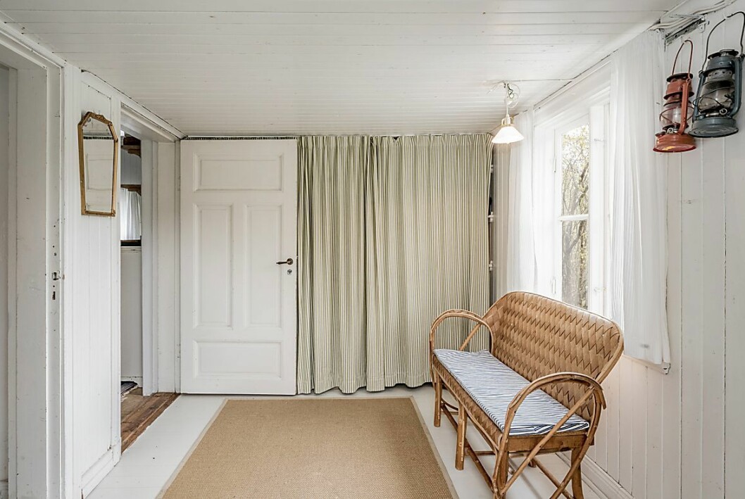 Det första man möts av i det mysiga torpet är för sin storlek en rymlig hall. Det första man möts av i det mysiga torpet är för sin storlek en rymlig hall.