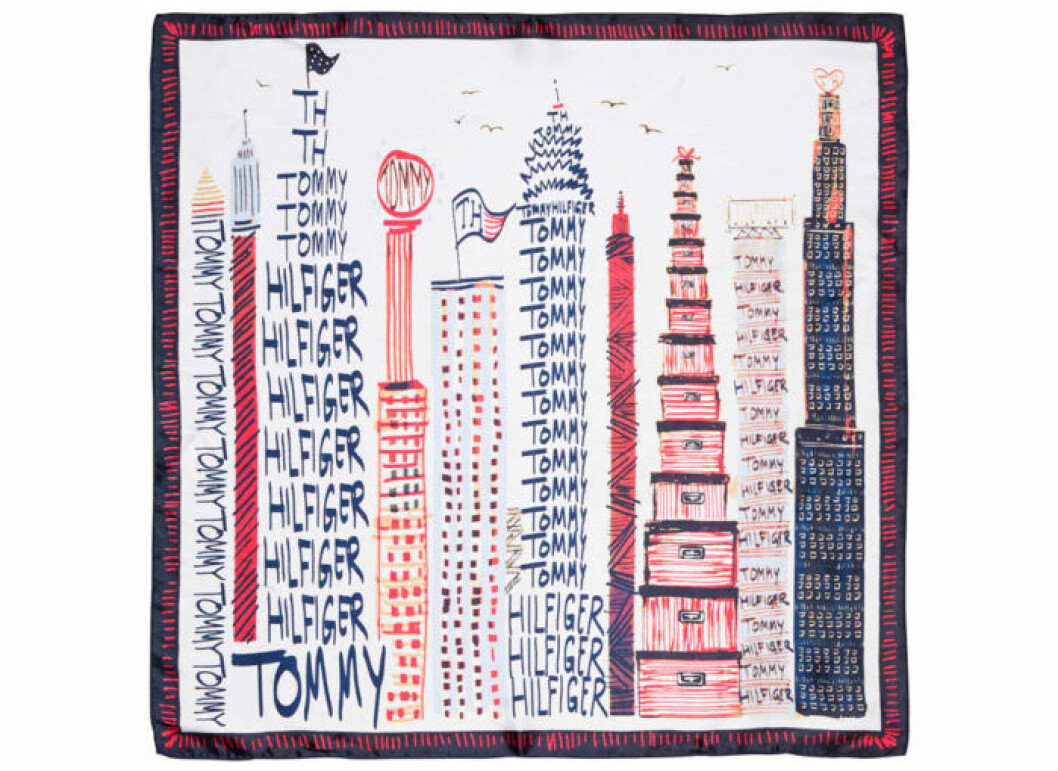 Polyesterscarf med New York-motiv, 400 kr, Tommy Hilfiger. Polyesterscarf med New York-motiv, 400 kr, Tommy Hilfiger.