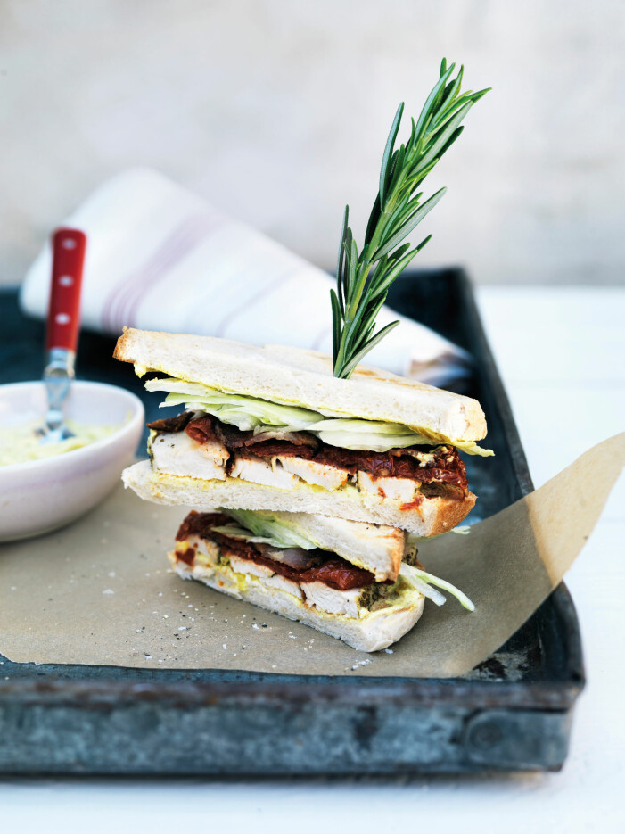 Dressingen räcker till 4 mackor men är god till allt från skinkmackan till stekt fisk. Clubsandwich