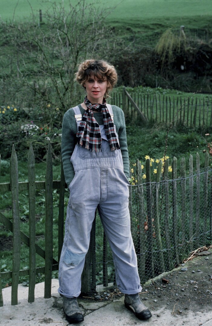 Den brittiska skådespelerskan i Julie Christie Julie Christie i snickarbyxor i trädgårdslandet.