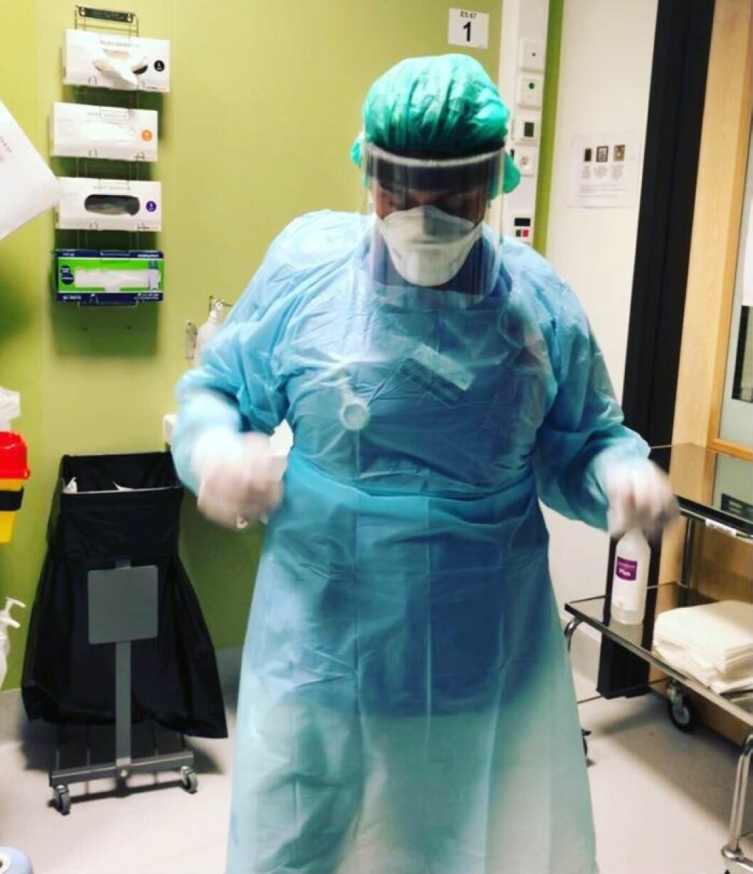 ”Plötsligt ska jag vårda väldigt sjuka lungor när det jag kan är att hantera väldigt sjuka hjärnor” säger Matilda Nygren som omplacerats under coronakrisen. Specialistsjuksköterskan Matilda Nygren vårdar covid-19-patienter på intensiven