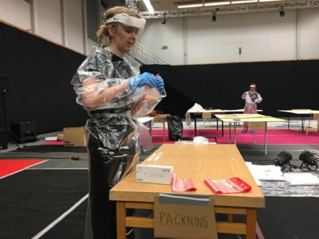 Johanna Lundberg arbetar sitt första volontärpass på fabriken.