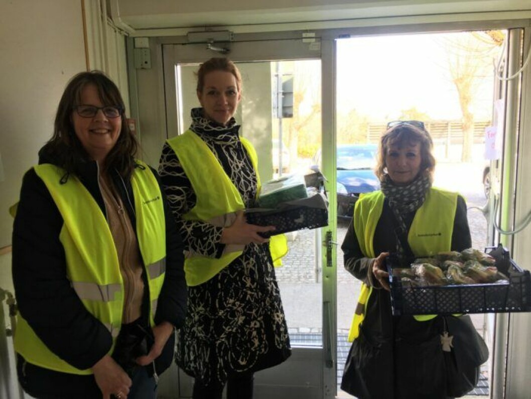 Lena Ljungström, Anna Stjärnstedt och Karin Sjöberg kommer från Farsta församling med mackor och annan behövlig proviant som kexchoklad.