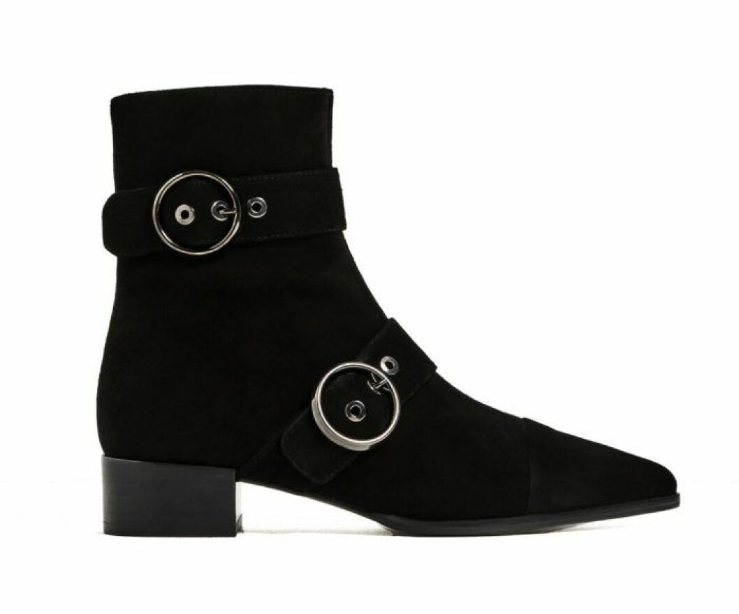 Med <a href="http://www.zara.com/se/sv/dam/skor/visa-alla/l%C3%A4derboots-med-spetsig-t%C3%A5h%C3%A4tta-och-sp%C3%A4nnen-c734142p3860002.html">dubbla spännen</a>, 949 kr, Zara. boots-zara