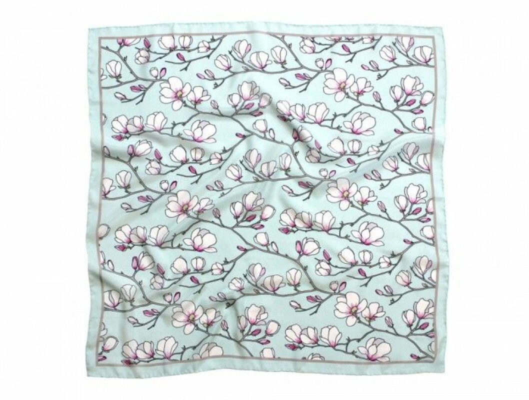 Sidenscarf med handritat digitaltryck, handfållad, 65×65 cm, 900 kr, <a href="http://www.lisaedoff.se/" target="_blank">Lisa Edoff</a>. Sidenscarf med handritat digitaltryck, handfållad, 65x65 cm, 900 kr, Lisa Edoff/www.lisaedoff.se
