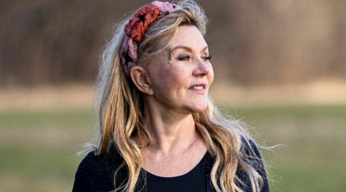 Pernille bar samma klänning i ett helt år: ”Livrädd för att lukta svett”