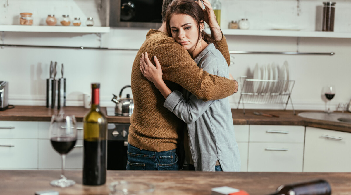 Psykologens 5 tips: Så pratar du med en anhörig som dricker för mycket