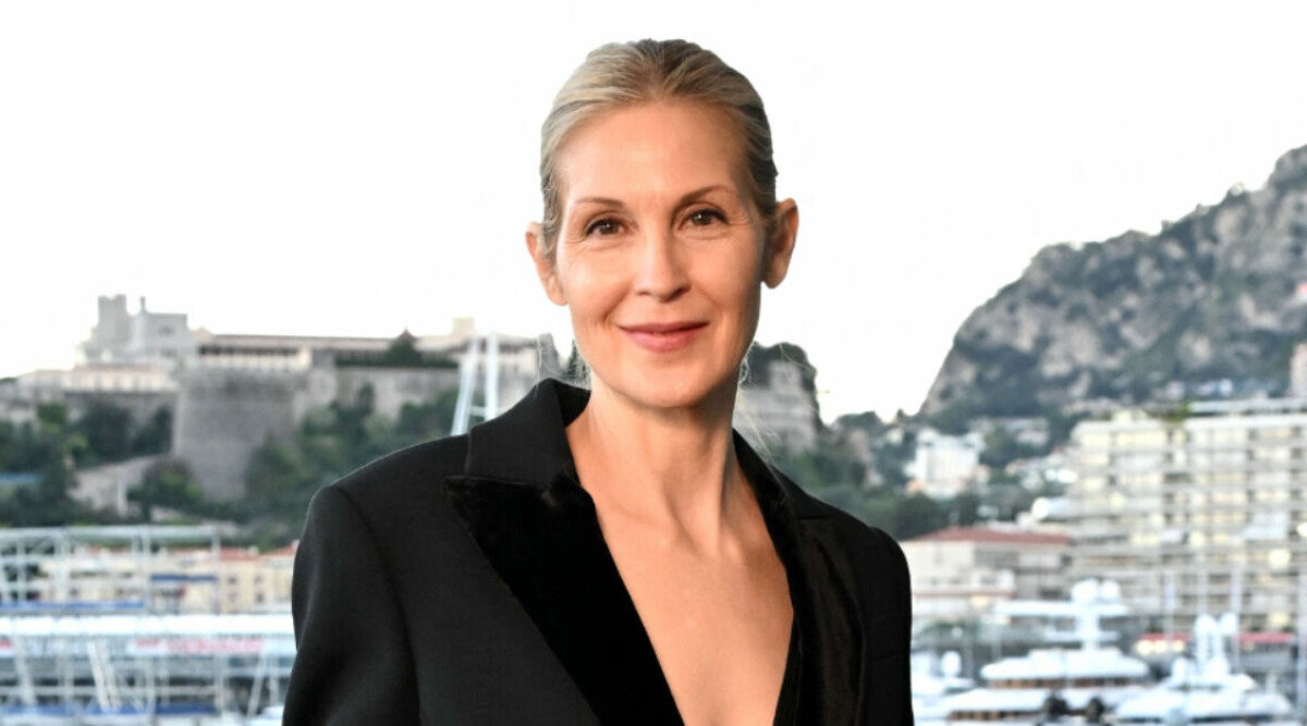 Kelly Rutherford hyllar svenskt mode – klänning från budgetmärket