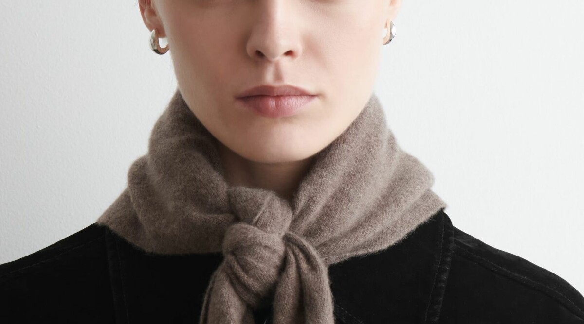 Så bär du vintern 2025 viktigaste accessoar: triangelscarfen