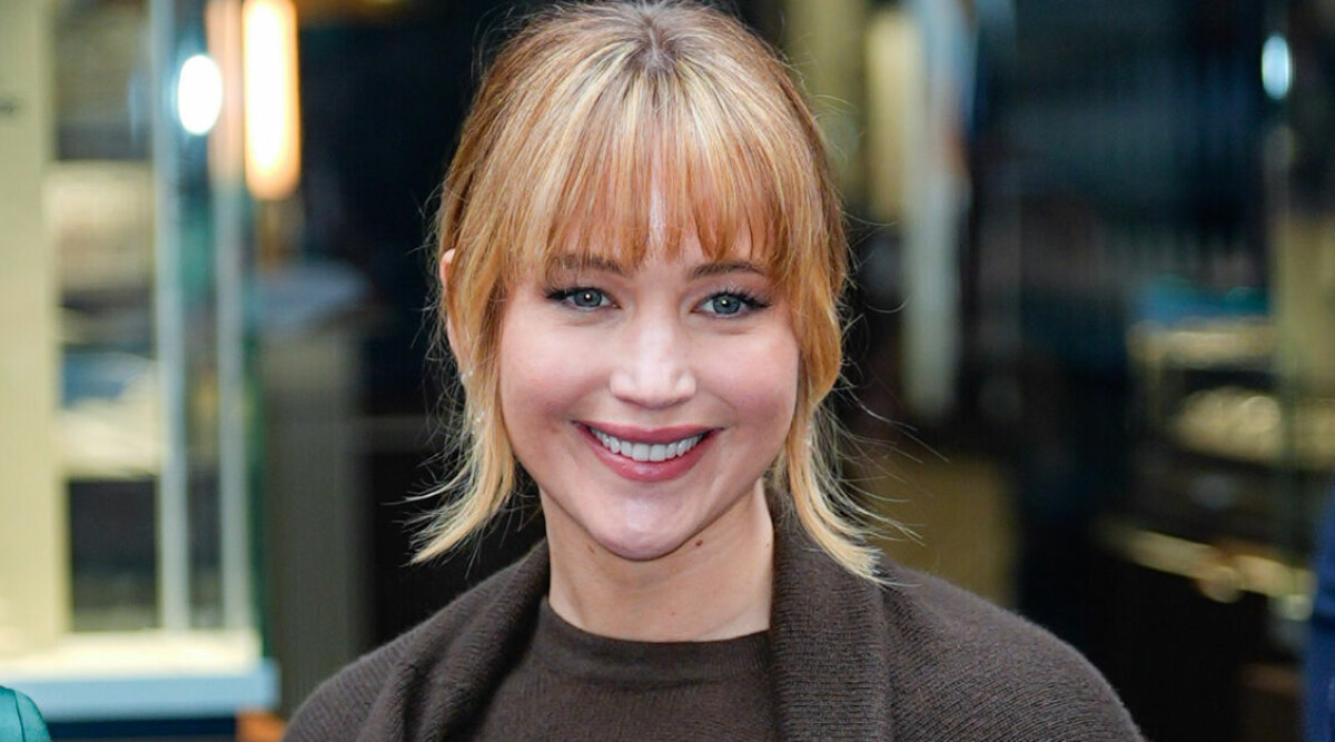 Nya trenden alla snackar om – så ska du bära den klassiska stickade tröjan i vinter