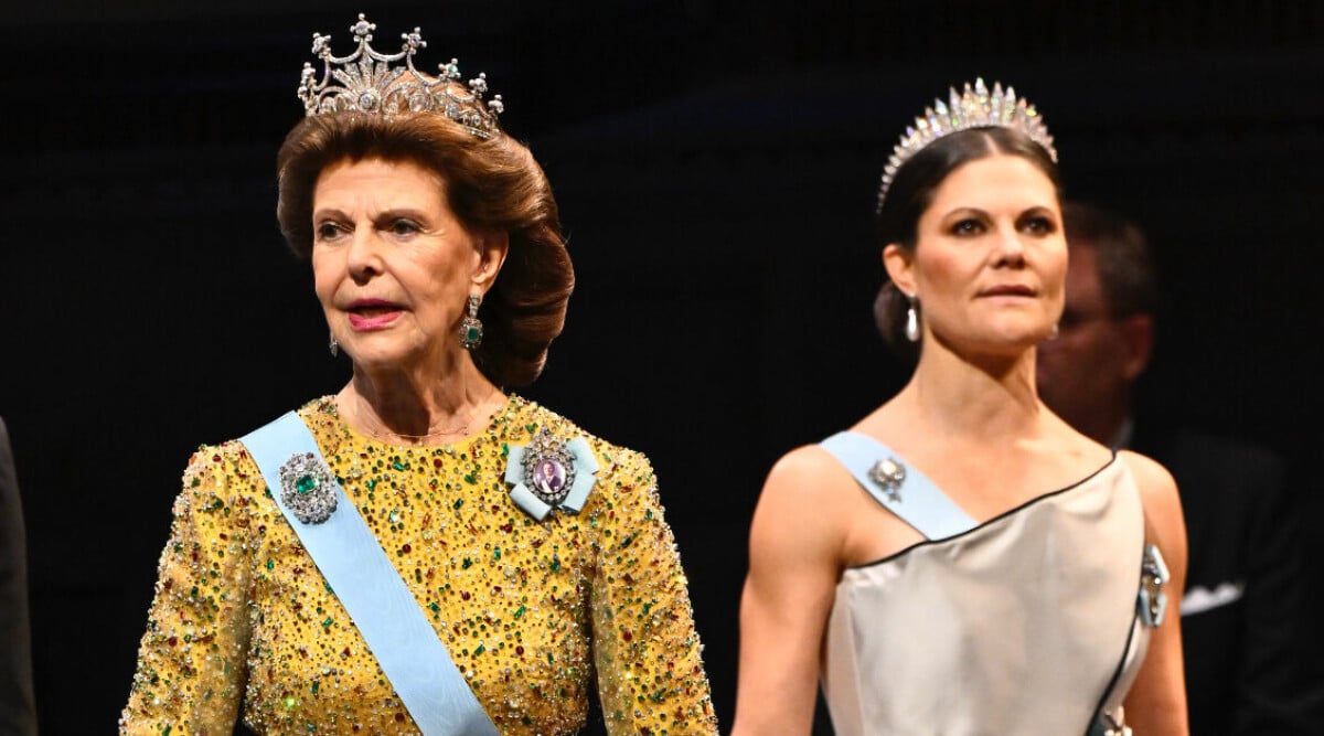 Återanvänder kärleksklänningen! Se Drottning Silvias Nobelklänning 2025