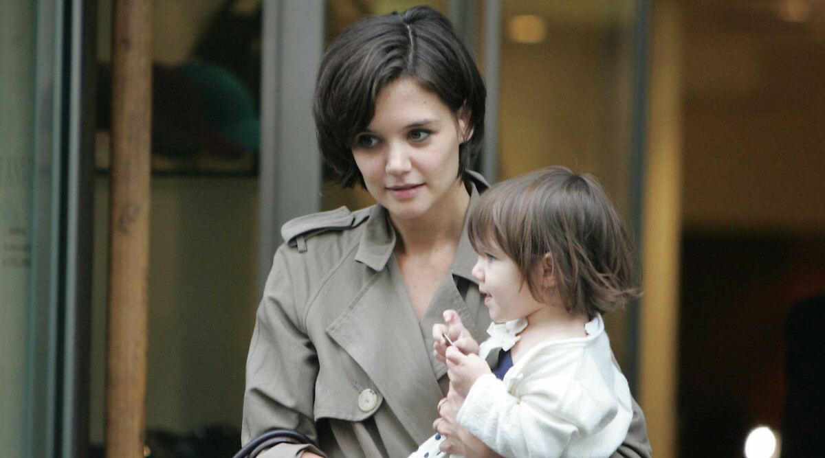 Bilderna på Suri Cruise och Katie Holmes – matchar på New Yorks gator