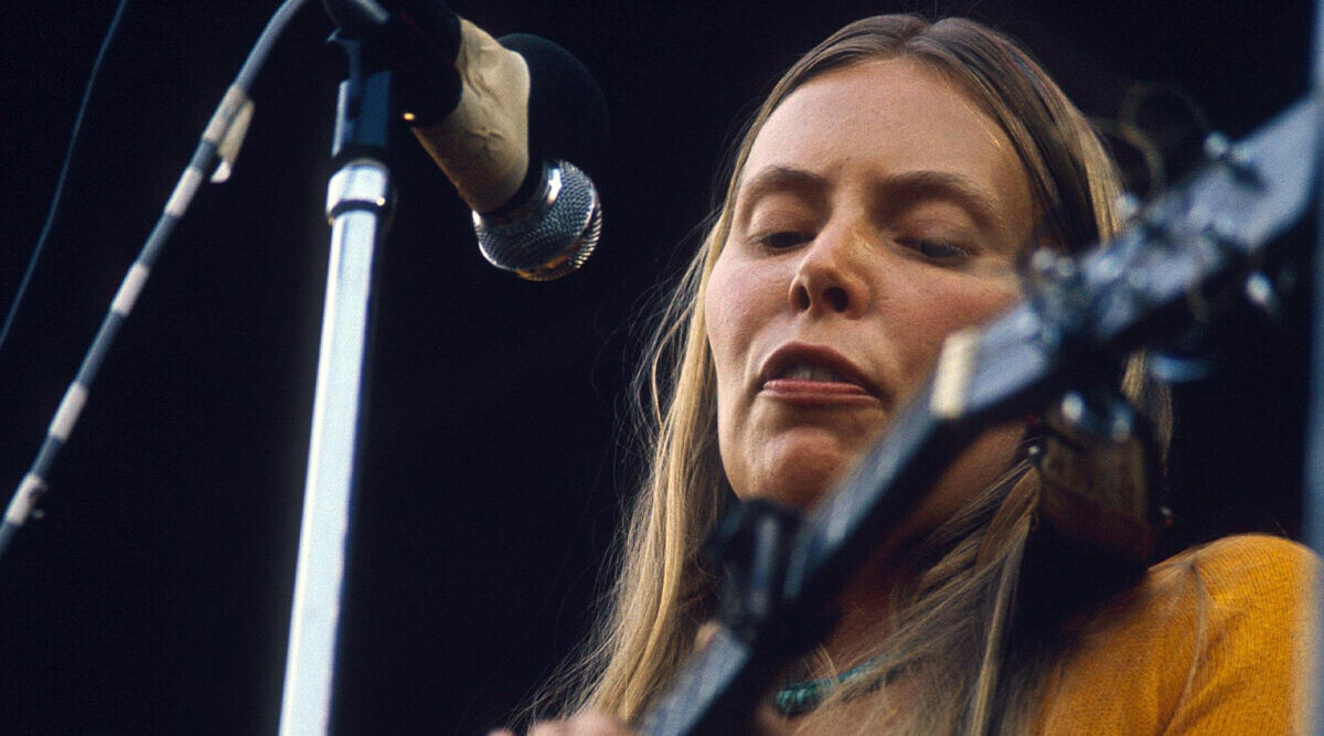 Joni Mitchell backar kollegan – försvinner från Spotify