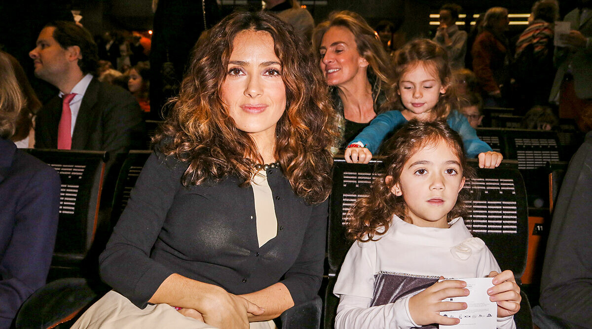 Salma Hayek med familjen på Balenciagas visning under Paris fashion week