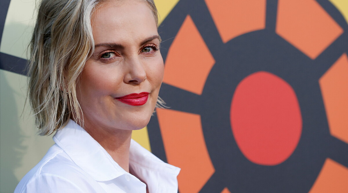 Charlize Theron går mot traditionen med ny mörk färg på sommarhåret