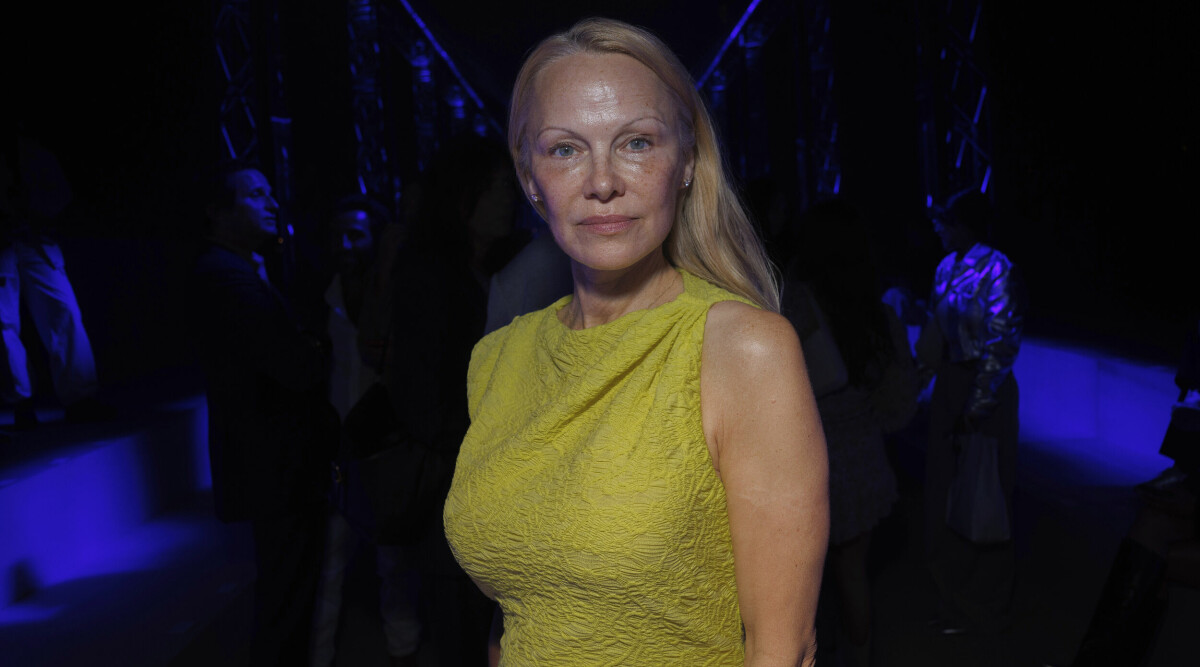 Pamela Anderson valde bort smink på Paris modevecka – hyllas