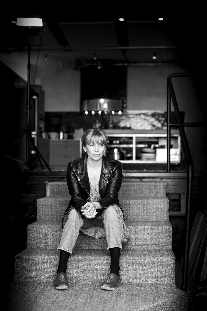 Tina berättar för Femina att hon har utvecklat ett signalsystem - ibland genom att gå på nitar. Tina Nordström i Ödåka Spritfabrik där hon har sin matstudio.
