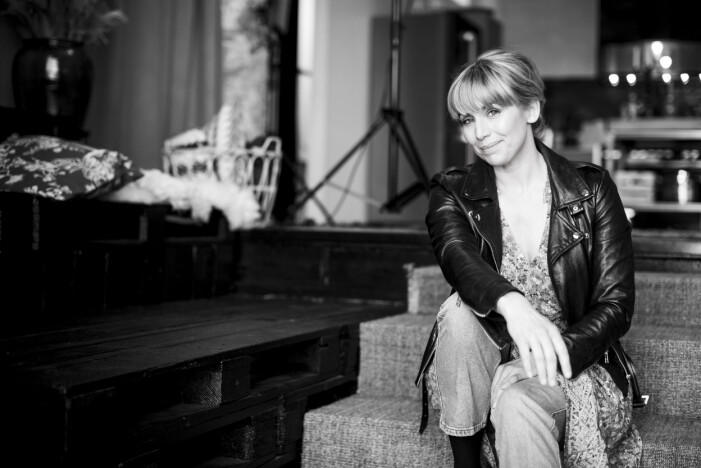Tina Nordström är redo för ännu en final av <span class=" italic" data-lab-italic_desktop="italic">Hela kändis-Sverige bakar</span>. Tina Nordström i Ödåka Spritfabrik där hon har sin matstudio.