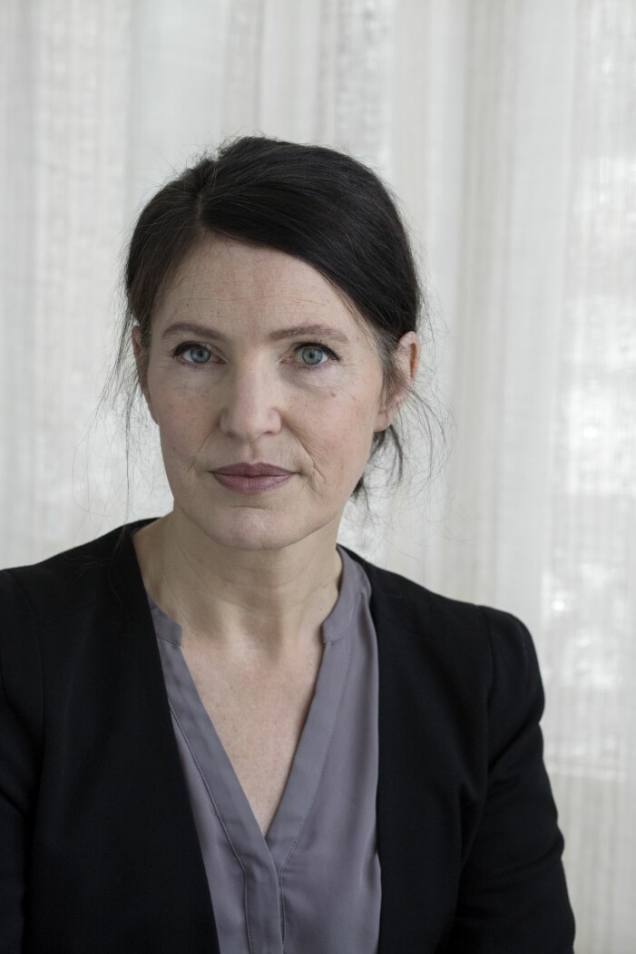 I den nya boken beskriver Kristina Sandberg vad hennes svärmor gör med henne och hennes familj. ”Jag tänker att det är i litteraturen vi kan prata med varandra om det allra svåraste.” Författaren Kristina Sandberg är aktuell med nya boken En ensam plats, där hon beskriver sin cancerdiagnos.