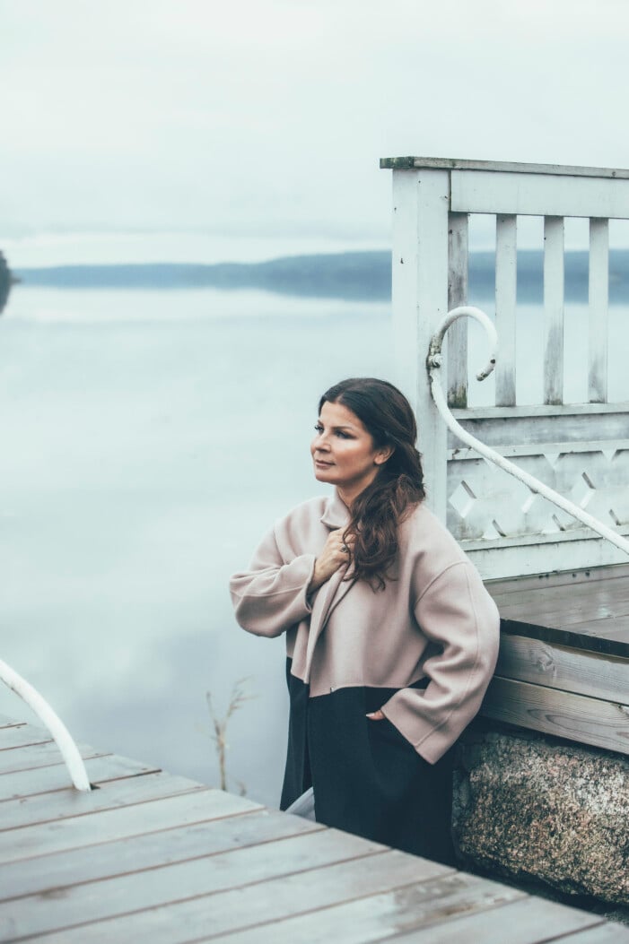 Att vara Carola med ett helt svenskt folk har inte alltid varit lätt, konstaterar sångerskan. Carola Häggkvist på bryggan hemma i Steninge.